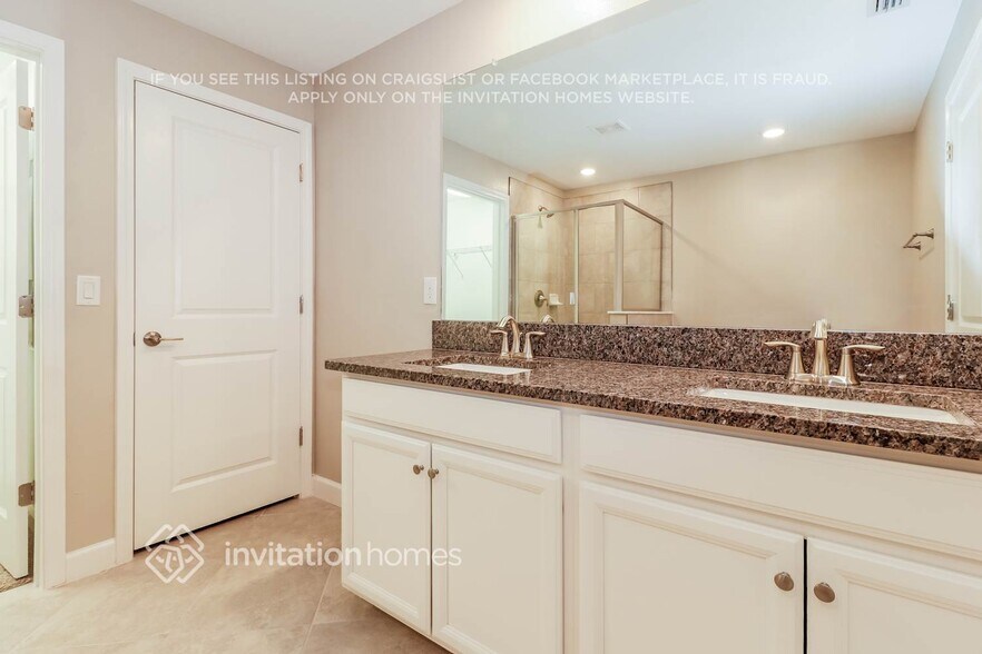 Building Photo - 2865 Coach Manors Way