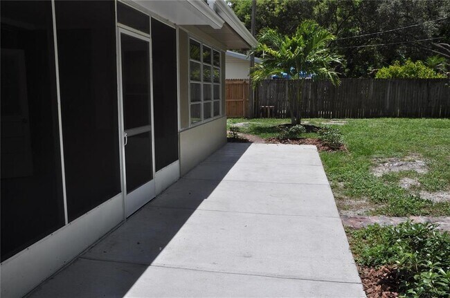 Building Photo - 1738 Santa Anna Dr