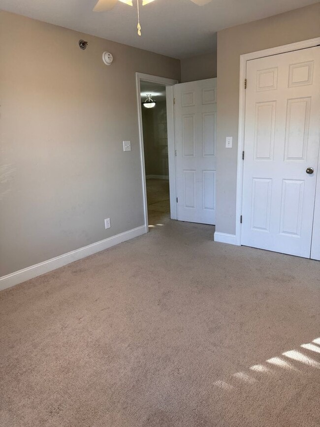 Building Photo - 3 Bedroom || 2 Bathroom Main Level Apartme...
