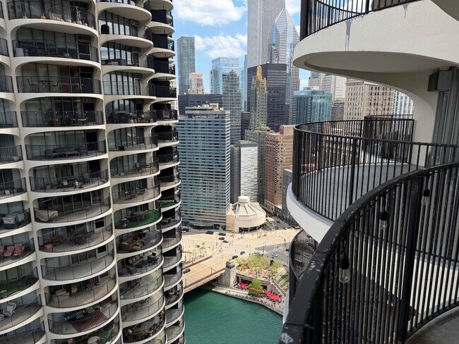 Building Photo - 300 N State St