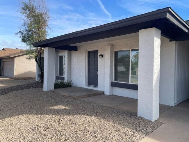 Building Photo - 3831 S Mitchell Dr