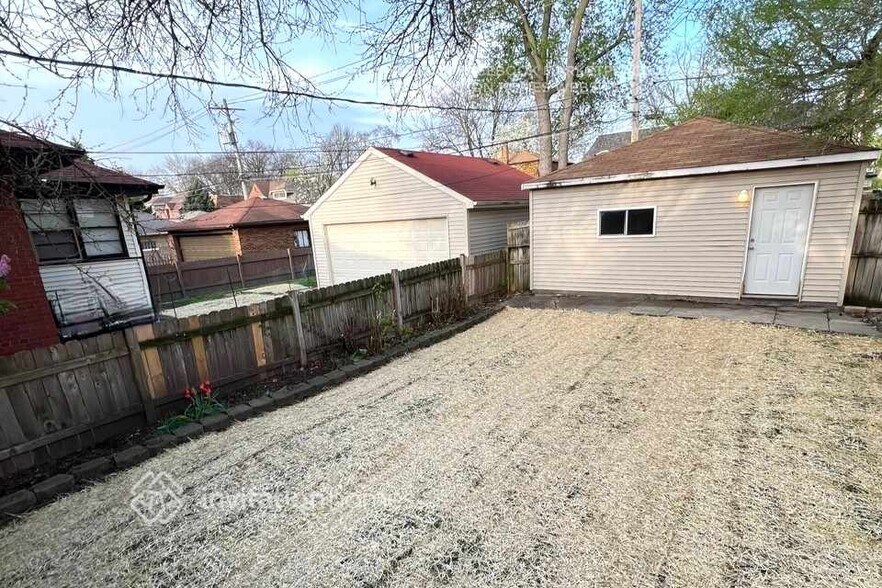 Building Photo - 9514 S Bell Ave