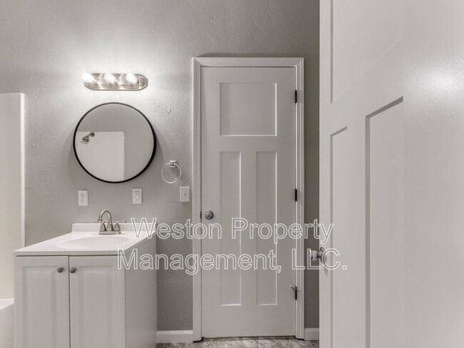 Building Photo - 721 N Louisa Ave