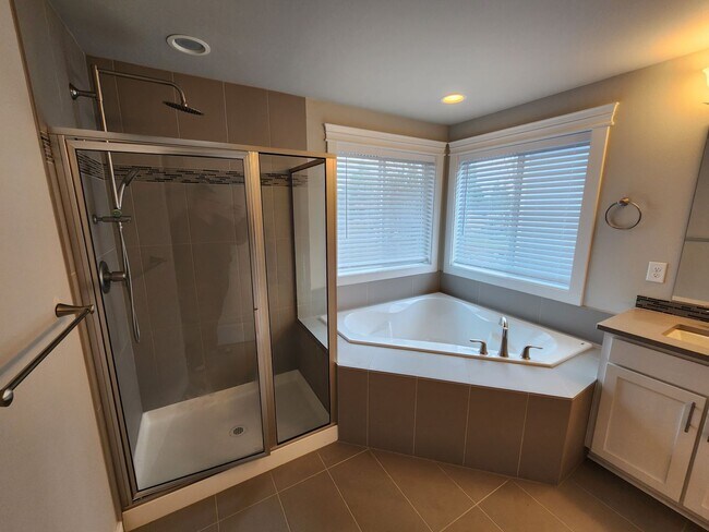 Building Photo - Large Spacious 4 Bed Home