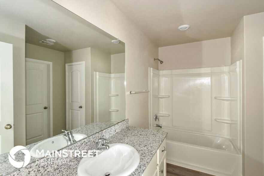 Building Photo - 3219 Begonia Bend