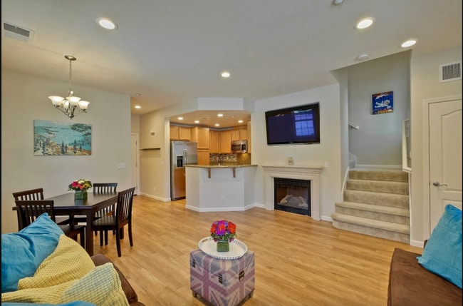 Building Photo - Newer 3bedrooms townhouse with 2 Cars Garage and AC in Fremont Niles area for rent