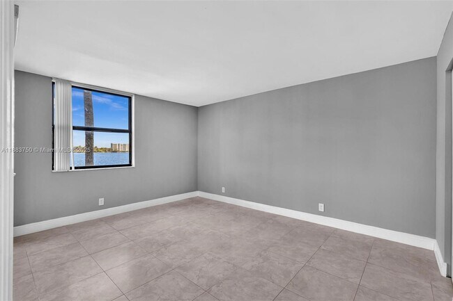 Building Photo - 118 Lake Emerald Dr