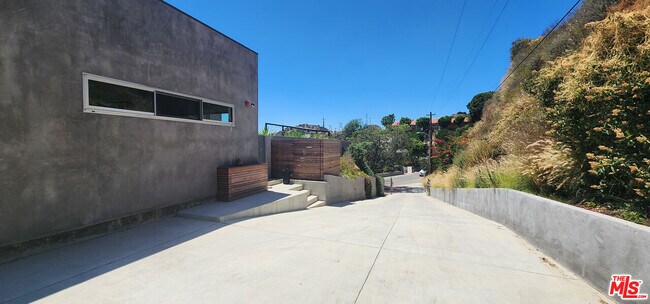Building Photo - 1565 Glen Oaks Blvd
