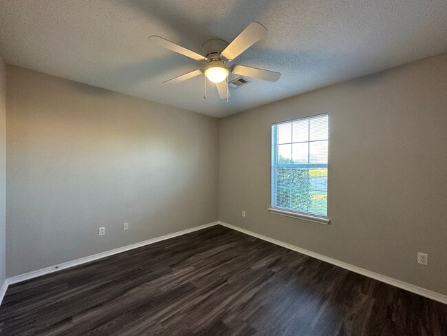 Building Photo - Gorgeously Updated 3 Bed 2 Bath 2 Car Garage
