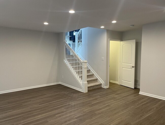 Building Photo - Beautiful House wtih lots of space!