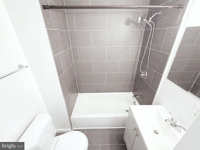Building Photo - 812 N Payson St