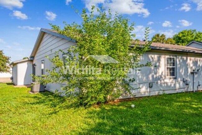 Building Photo - 3 Bedroom 2 bath duplex - Derby