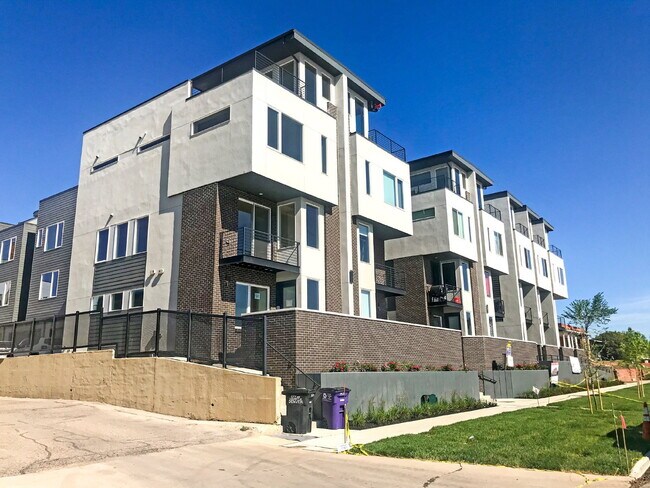 Building Photo - $3,175.00 - 2 Bedrooms, 2.2 Bathrooms, Tow...