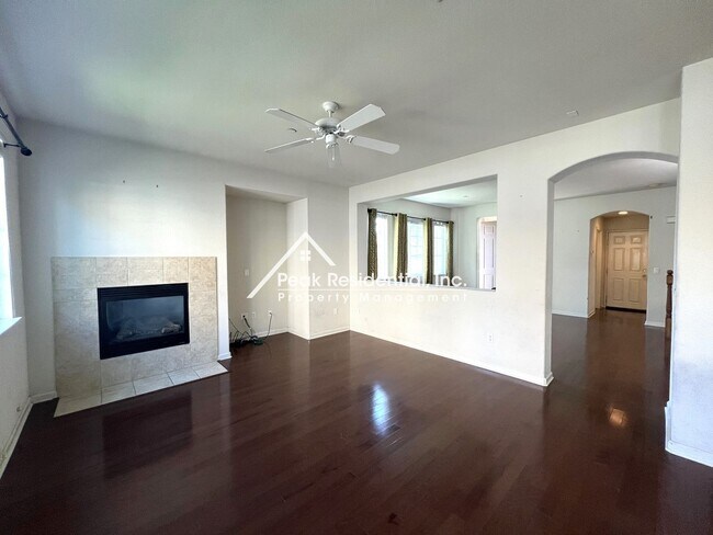 Building Photo - Beautiful Folsom 3bd/2.5ba Townhouse with ...