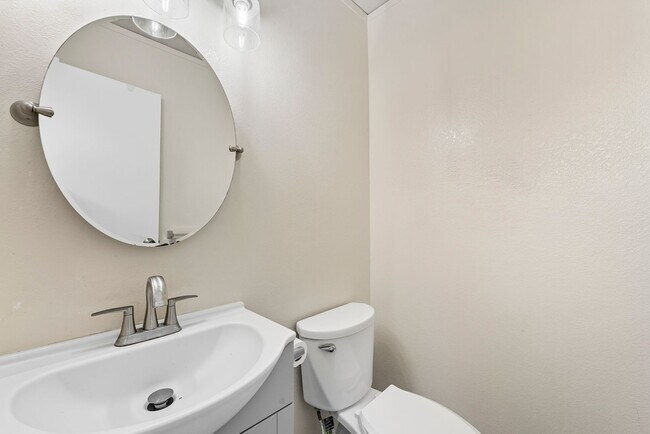 Building Photo - Townhouse with 3 bedrooms / 1.5 bathrooms ...