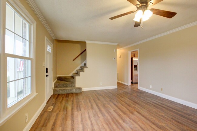 Building Photo - Fresh and Clean 4 bed Near Ft Campbell and...