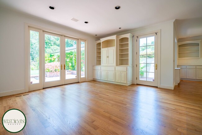 Building Photo - Spectacular Hill Top Home W/ Expansive Vie...