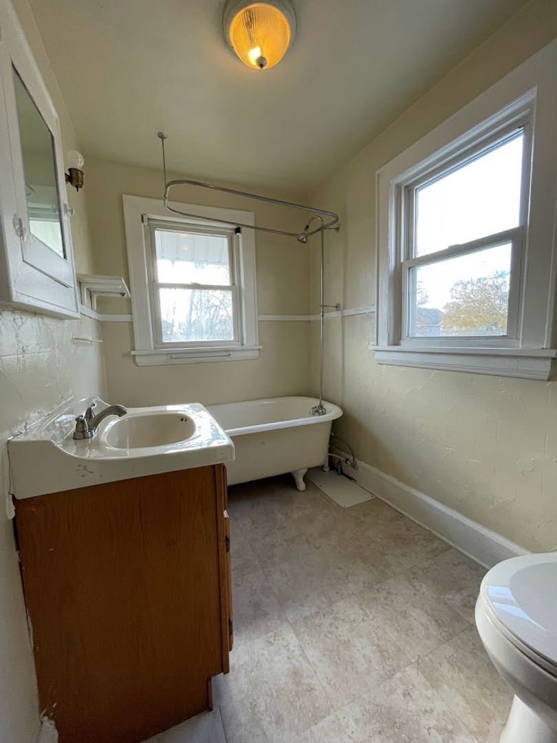 Building Photo - 1172 Tulip St