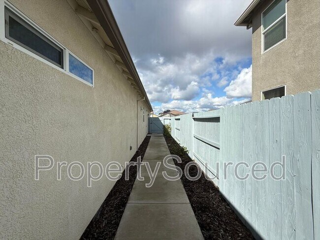 Building Photo - 1697 W Woodward Ave