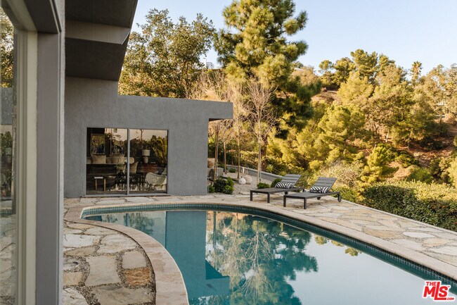 Building Photo - 8559 Edwin Dr