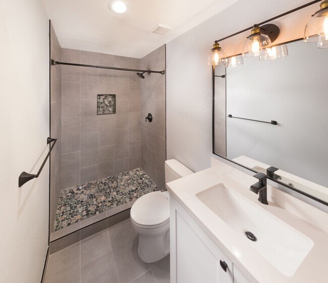 Building Photo - Gorgeous 3bd/2ba Townhouse, complete interior renovation, Modern upgrades, Community Pool -FOUNDA...