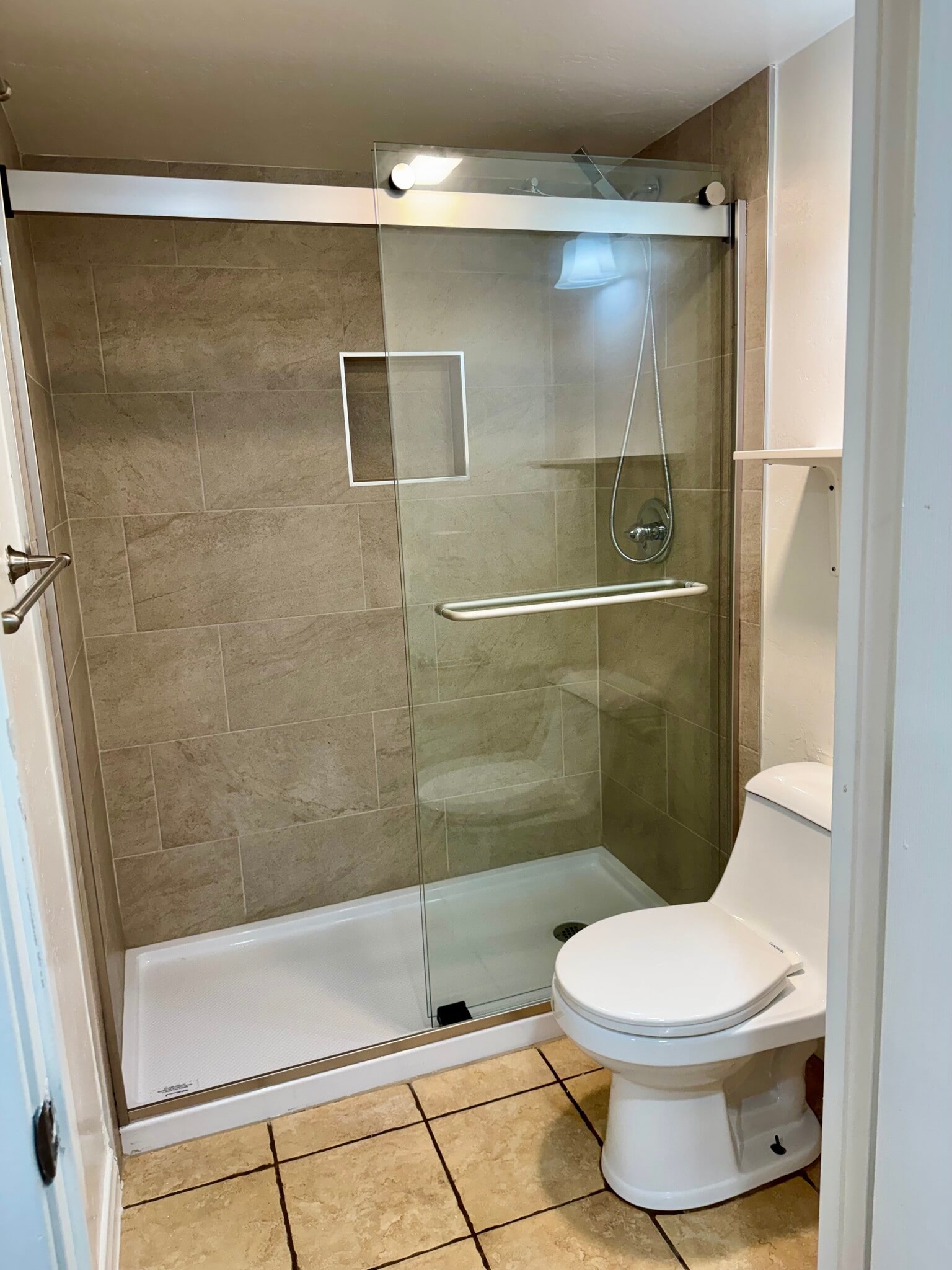 Walk in shower - 3510 W Sweetbay Ct