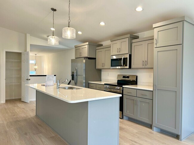 Building Photo - Spacious & Stylish 4-Bed Home with Modern Finishes and Attached 2-Stall Garage