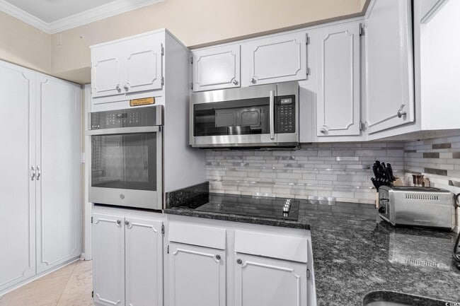 Building Photo - 10100 Lakeshore Dr