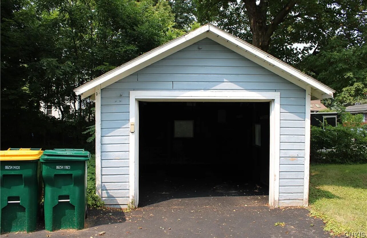 Building Photo - 104 Lynhurst Ave