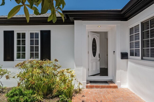 Building Photo - Designer-Done 3 Bed + 3 Bath in Prime Beve...