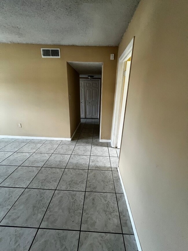 Building Photo - COMING SOON - 2 Bed 1 Bath Condo