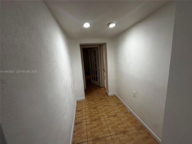 Building Photo - 350 W 34th St