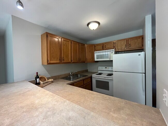 Building Photo - 6020 Oakwood Dr