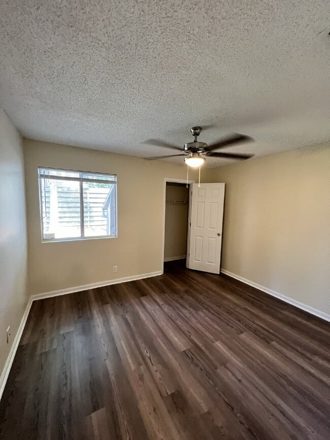 Building Photo - Apartment for Rent