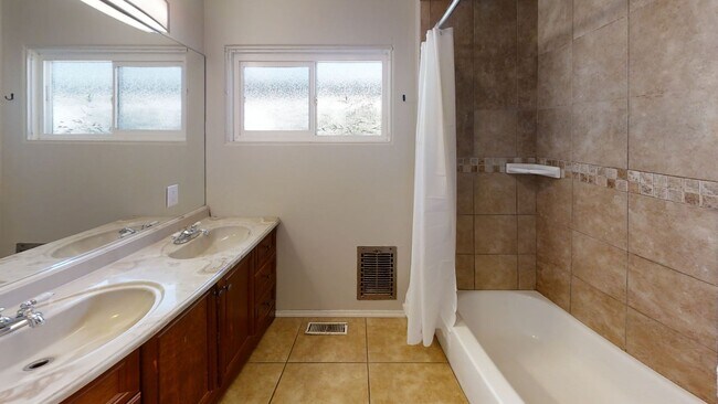 Building Photo - 6BD/3BA on Dorothy Dr!!