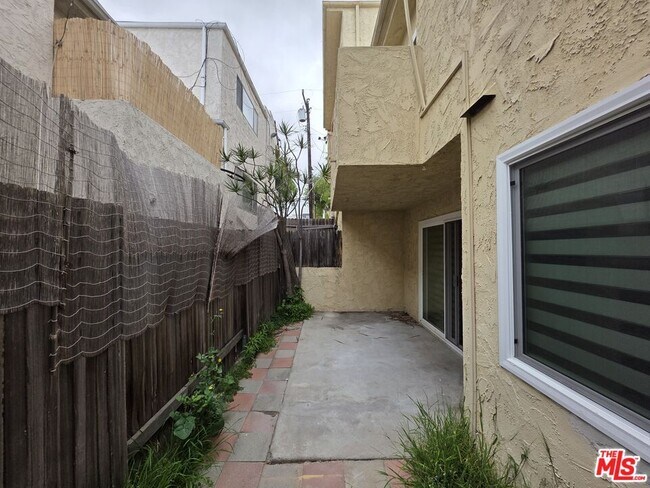 Building Photo - 517 N Francisca Ave