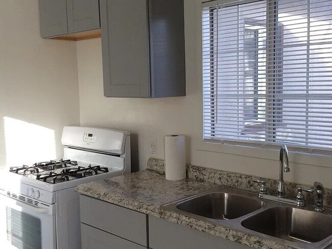 Building Photo - spacious and beautiful home