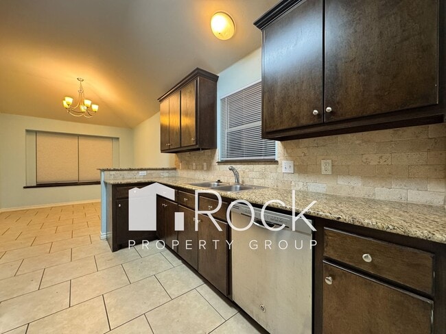 Building Photo - 3 Bedroom Home in North Norman with New Carpet