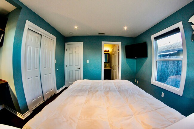 Building Photo - Charming 3 bedroom 3.5 bathroom in City He...