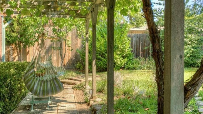 Building Photo - Serene 3 bed/2 bath home in beautiful garden setting | Available June
