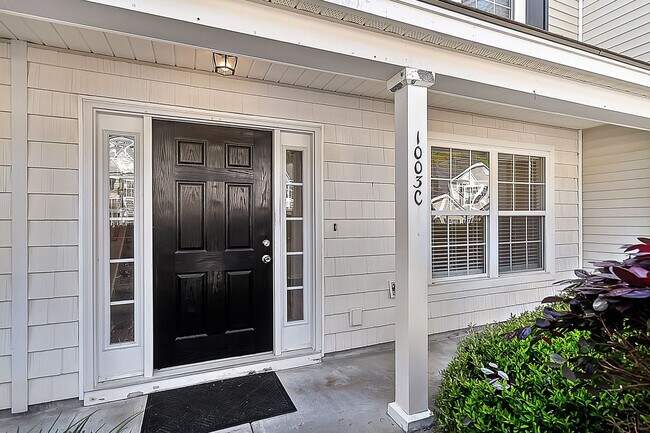 Building Photo - Easy, Modern Comfort in a Prime Charleston Location!