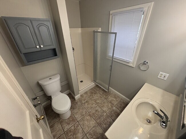 Building Photo - "Charming 2-Bed Duplex Gem in Grand Rapids – Perfect Location on Quarry Ave!"