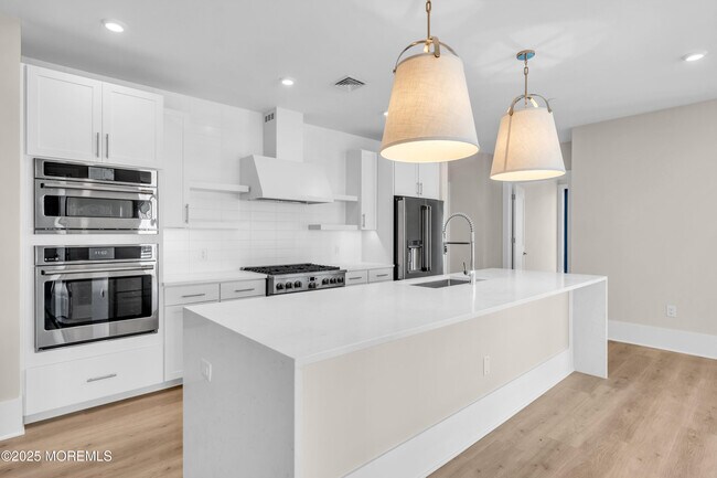 Building Photo - 218 3rd Ave