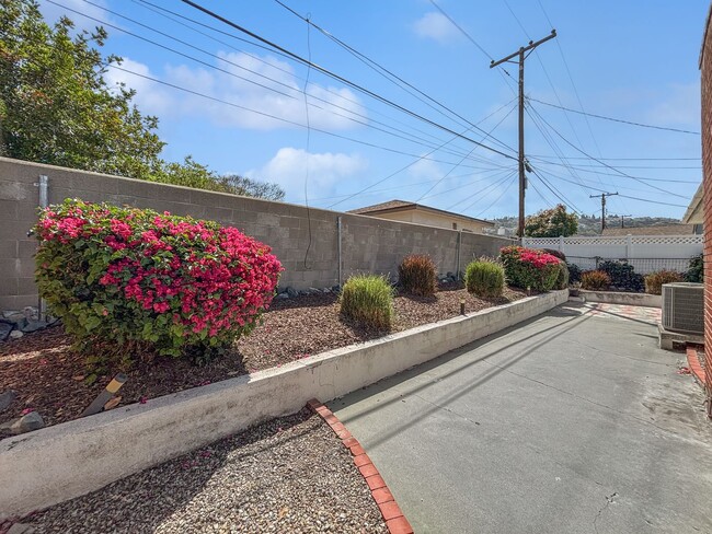 Building Photo - Beautifully Upgraded 2B/2BA House W/ 2-Car...