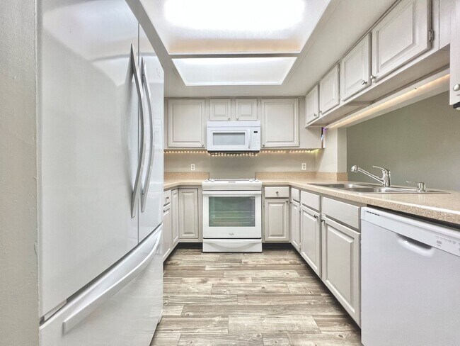 Building Photo - 8805 Lateen Ln