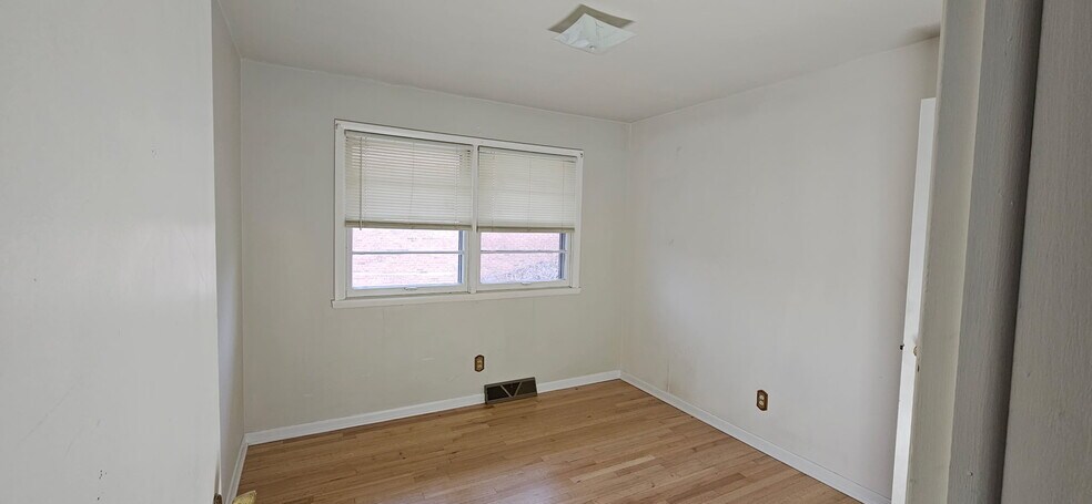 Building Photo - 5841 Garrett Ln