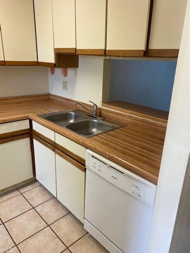 Building Photo - 2 bedroom condo close to UNT
