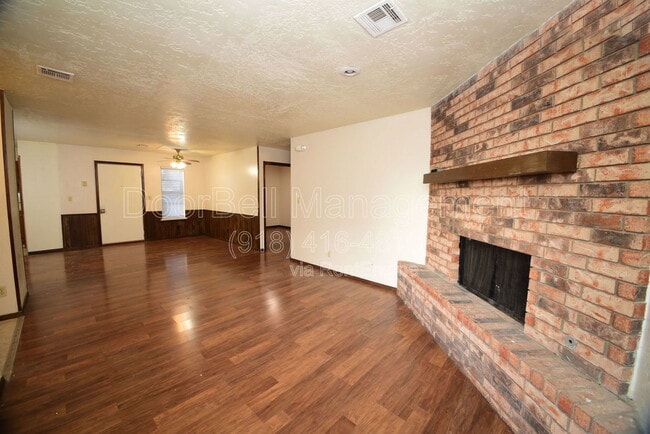 Building Photo - 746 W Commercial St