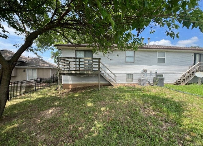 Building Photo - Spacious Duplex with Finished Basement & G...