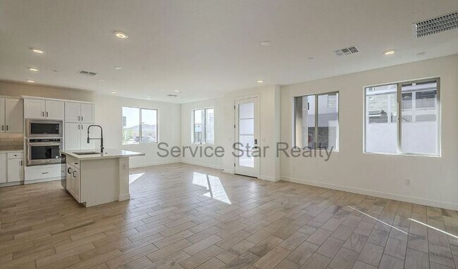 Building Photo - 2121 W Sonoran Desert Dr